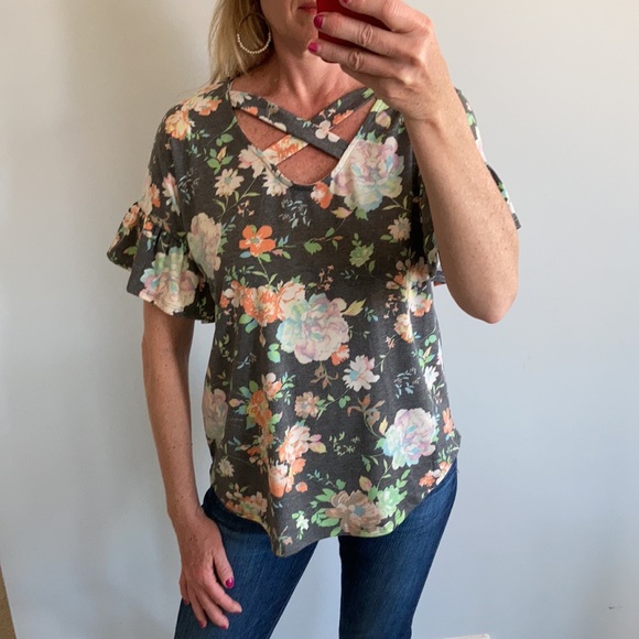 Floral Short Ruffle Sleeve Top - Picture 3 of 7
